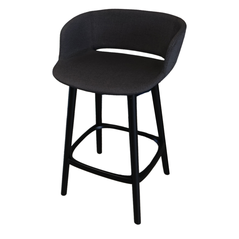 Sedie e tavoli allo showroom di Torino di Progetto AZ